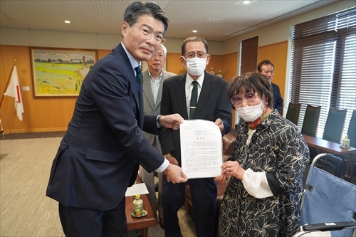 要望書の取り交わしの様子.JPG