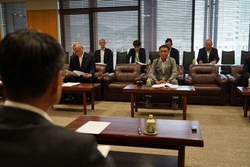 要望書を受ける知事の様子_R.JPG