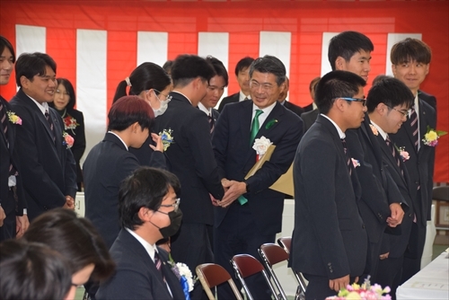 卒業生へことばをかけられる知事_R.JPG