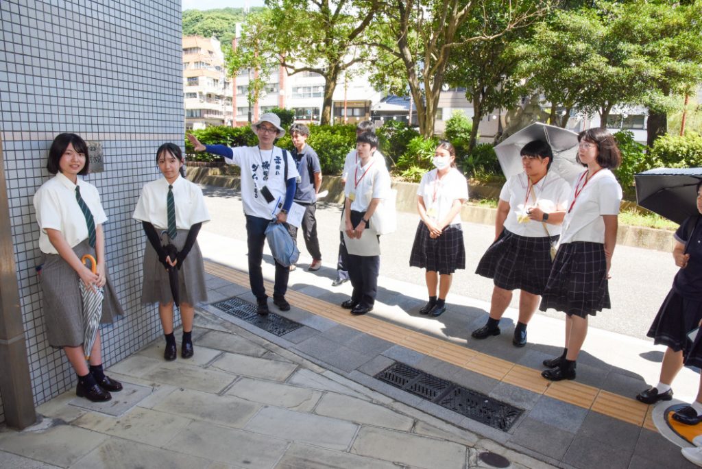 眼鏡橋横の被災水位プレート（高等学校家庭クラブ）