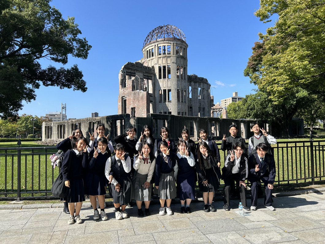 広島原爆ドーム前にて