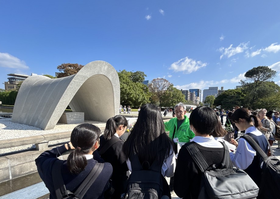 平和記念公園にて説明を聞く高校生たちの様子