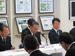 1概要説明をする知事_R