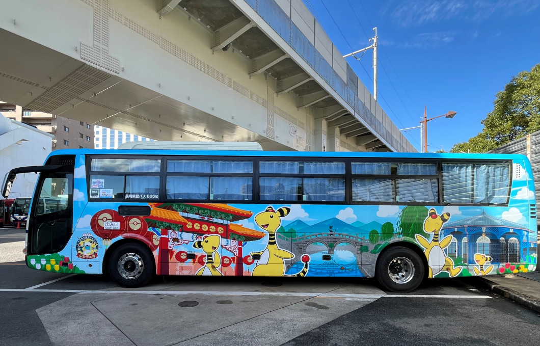 県営バス車両側面(乗降口側)①